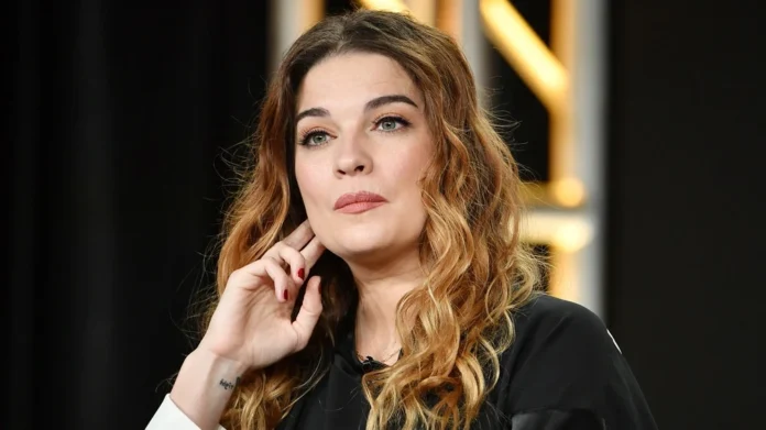Annie Murphy net worth: Emmy-winning actress known for 'Schitt's Creek' smiles on the red carpet, showcasing her success and style.