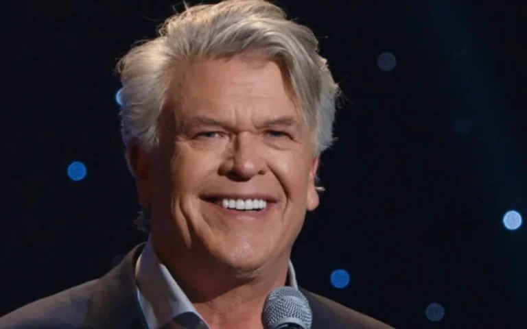 Ron White holding a scotch glass and cigar on stage, representing his $40–45 million net worth