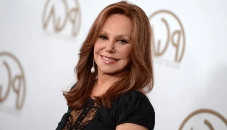 Marlo Thomas smiling in front of a luxury home, representing the success and wealth behind Marlo Thomas Net Worth.