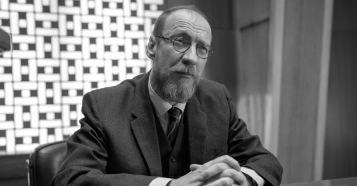 David Thewlis posing at a film premiere, highlighting the acclaimed British actor’s career and personality for the biography article.
